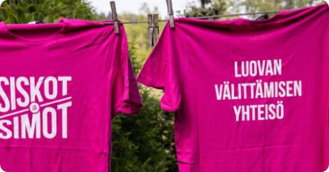 Siskot ja simot t-paita logolla ja tekstill&auml; luovan v&auml;litt&auml;misen yhteis&ouml;