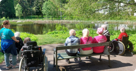 Senioreiden kanssa j&auml;rven &auml;&auml;ress&auml;
