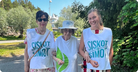 vapaaehoitse ulkoilevat seniorin kanssa